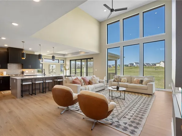 4716 162nd St, Urbandale, IA 50323