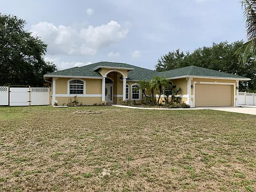 180 SW Oakridge Dr Photo 1