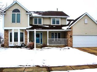 1207 Foxpointe Dr, Sycamore, IL 60178