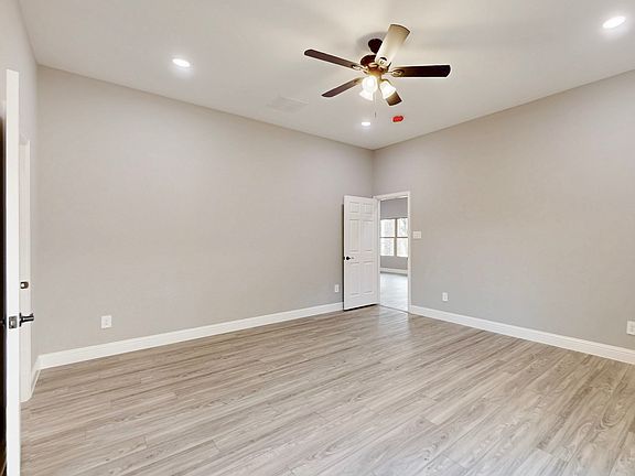 4th image of 706 Poinsettia Dr