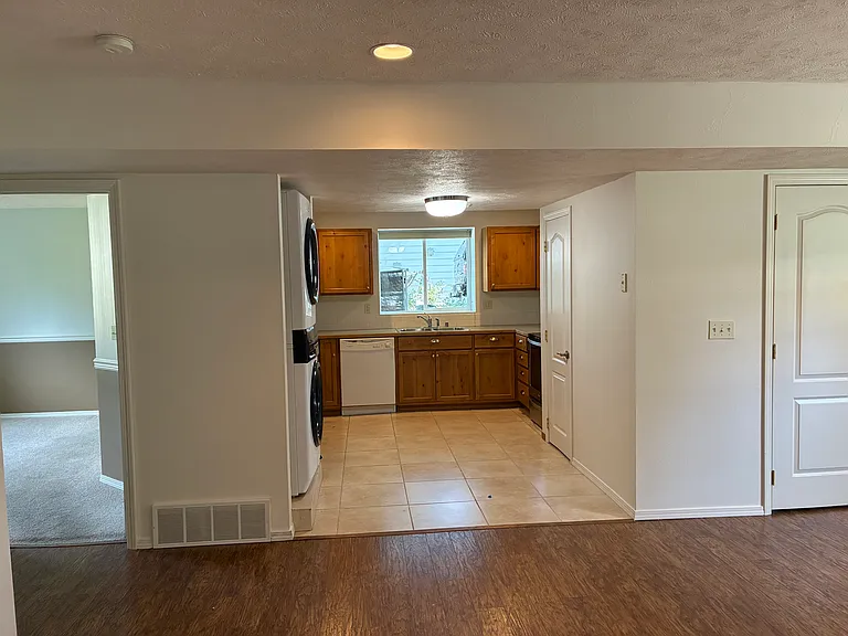 823 E Bismark Ave — Photo 4