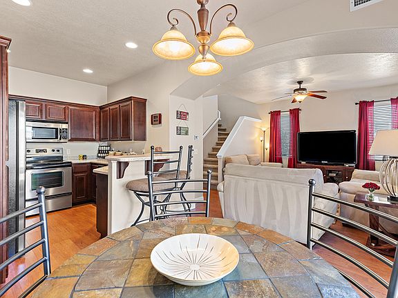 2nd image of 2484 Manzoni Rd