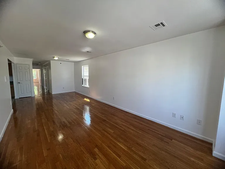 28 Kent St #3 — Photo 6