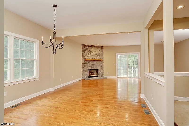 3 bed, 2.5 bath, $4,300 — Photo 2