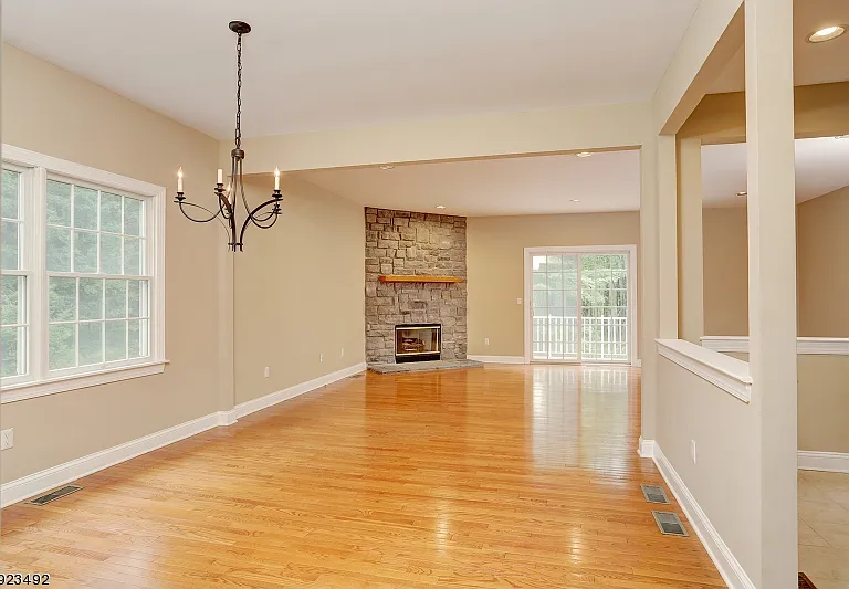 215 Raymound Blvd — Photo 2