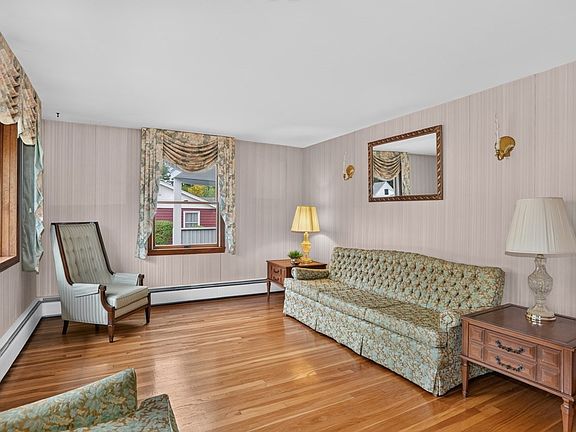 3rd image of 10 Squire Ln