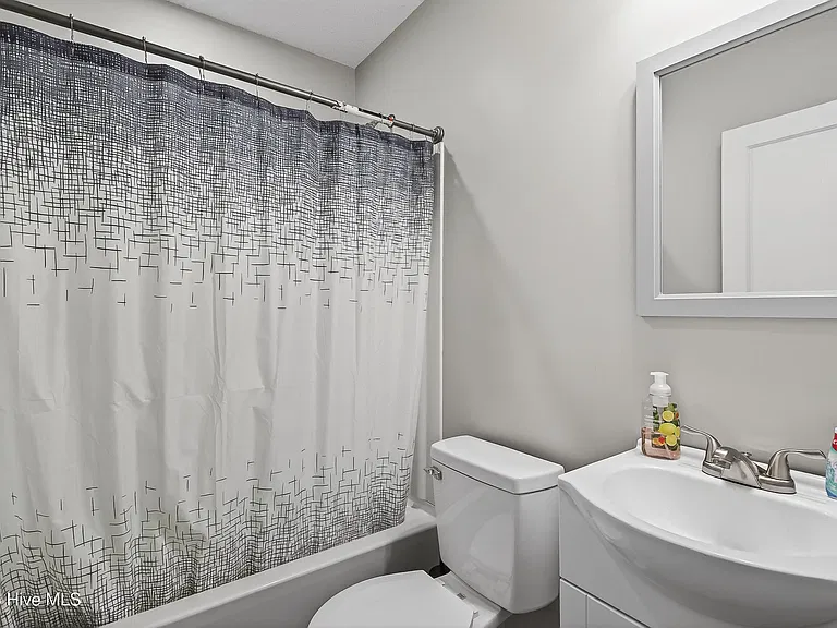 403 Sherwood Rd — Photo 17