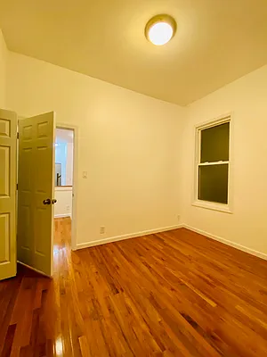 Rented by Zikos Realty Services | media 10