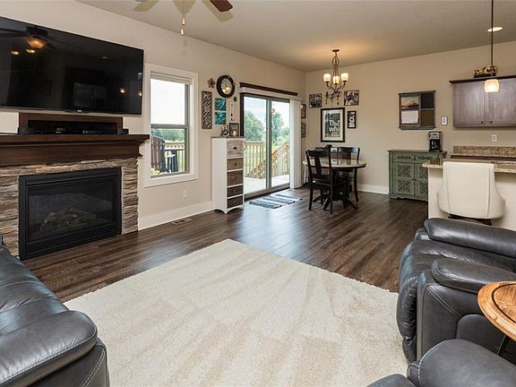 3rd image of 344 NW Autumn Crest Dr