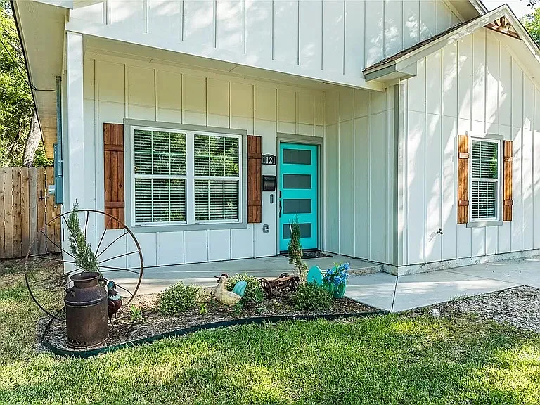 1121 Brook Ave — Photo 3