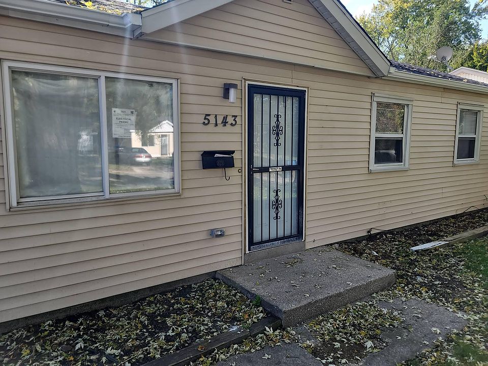 Single family house with backyard and private driveway