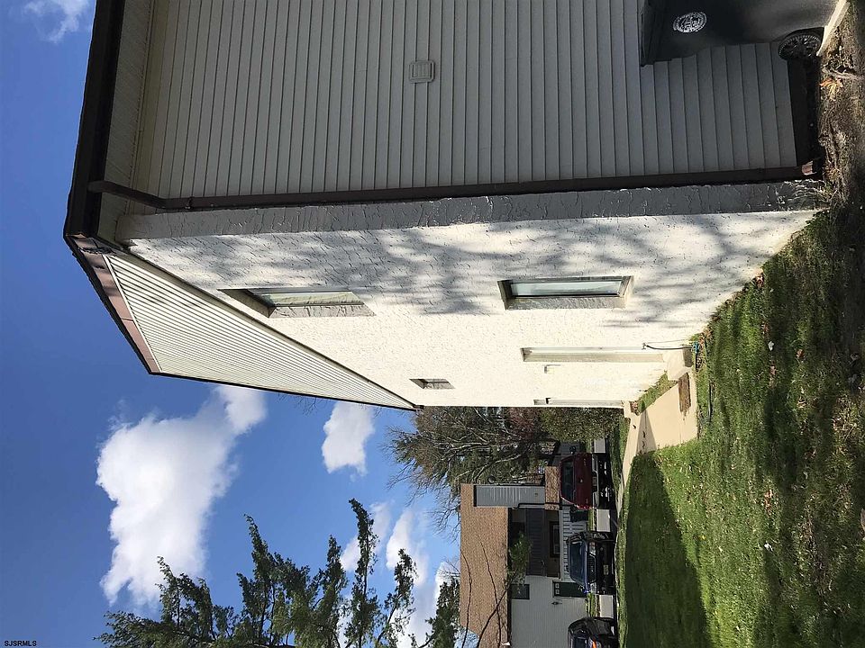 2nd image of 2464 Arbor Ct #2464