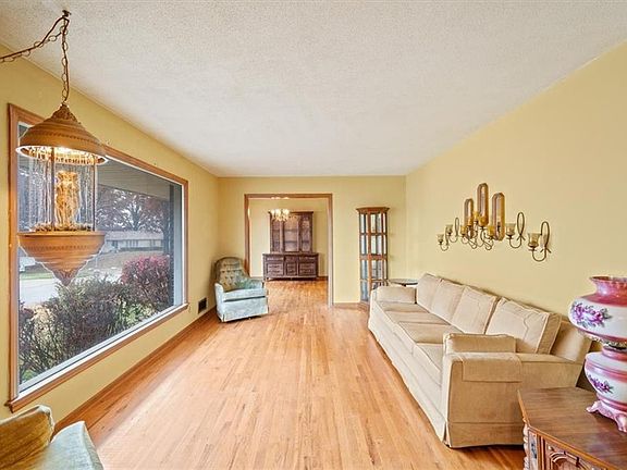 4th image of 4942 N Flora Ave