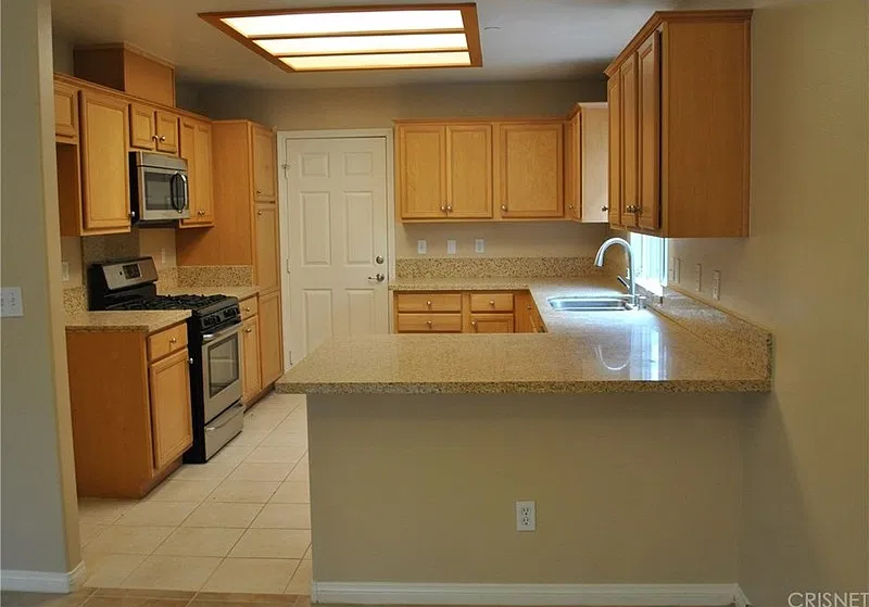 1 bed, 1.5 bath, 210 sqft, $1,100 — Photo 4