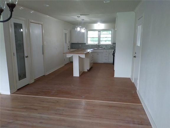 3rd image of 1312 Sherman Dr