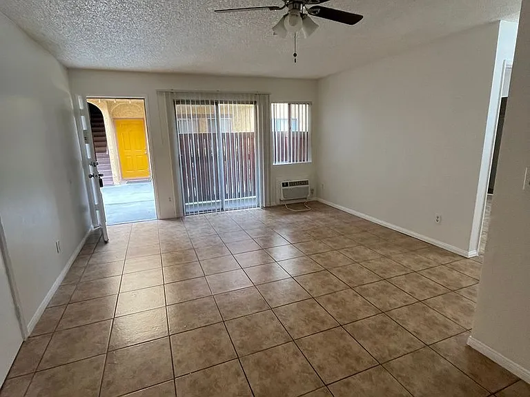 4810 N Vincent Ave — Photo 4