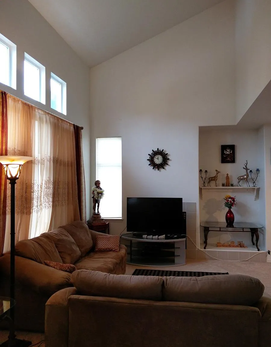 4 bed, 2.5 bath, 1915 sqft, $4,200 — Photo 2