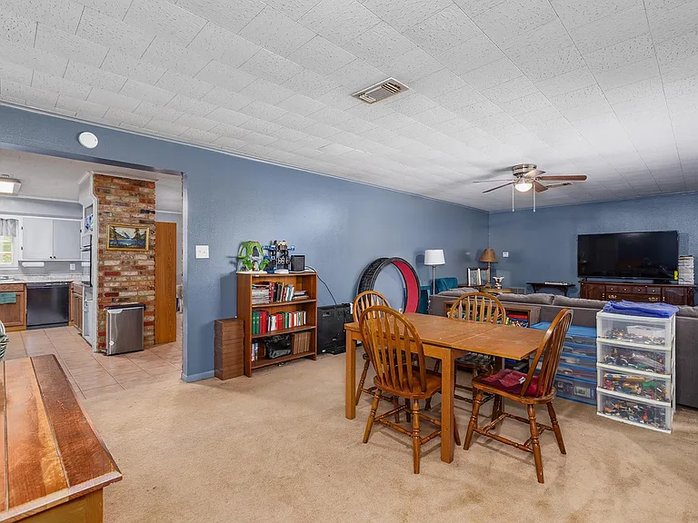 1105 Ada St — Photo 3