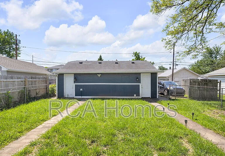 1011 E Raymond St — Photo 13