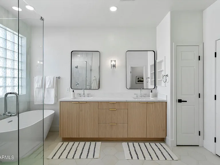1084 E Susan Ln — Photo 14