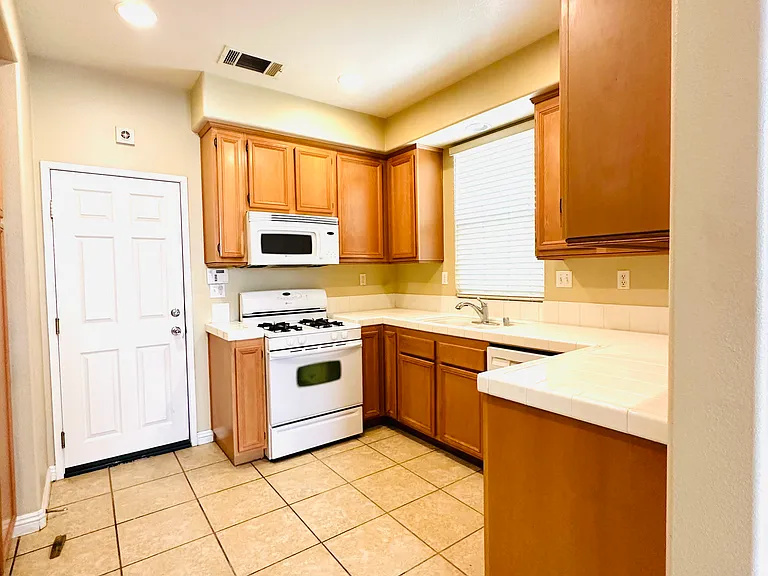 3278 Garons Ln — Photo 4