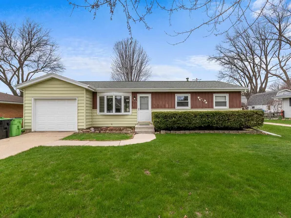 1126 E Circle Dr, Beaver Dam, WI 53916