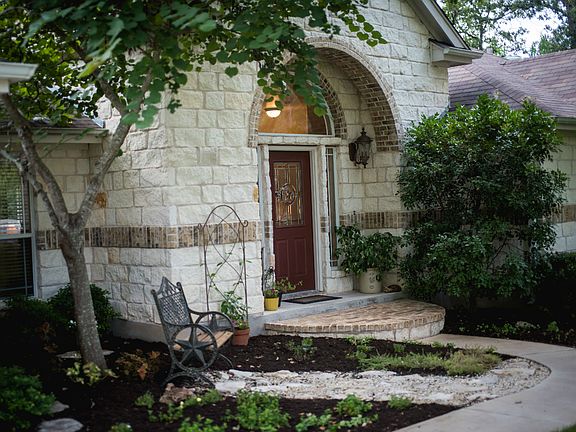 Front entrance w/garden area