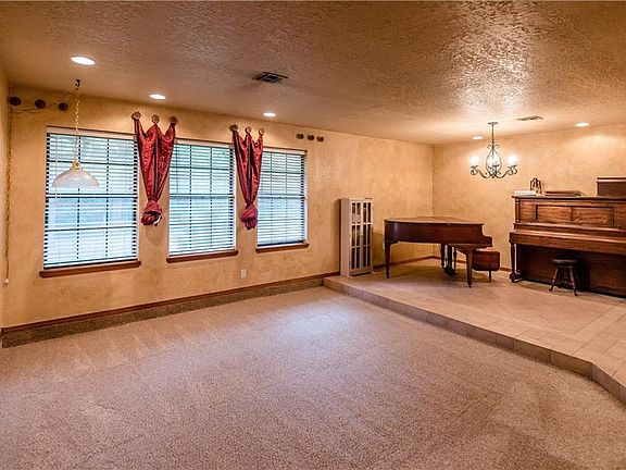 3rd image of 910 Lera Ln