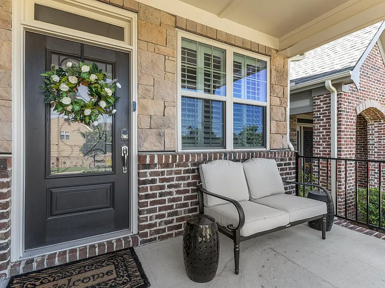 616 Angelica Cir — Photo 2
