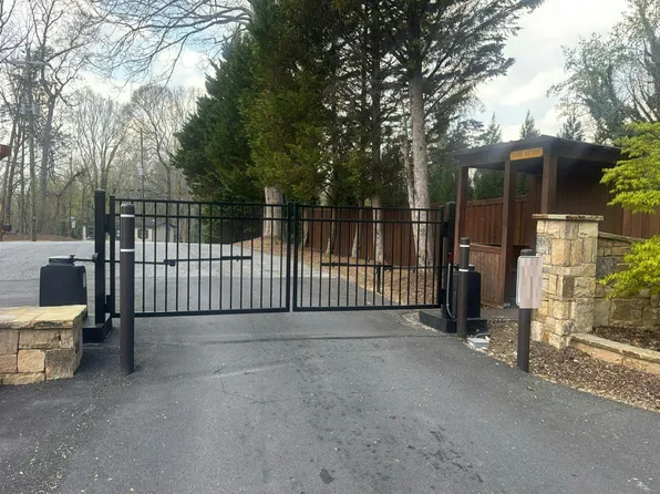 6215 Falcon Ln, Gainesville, GA 30506