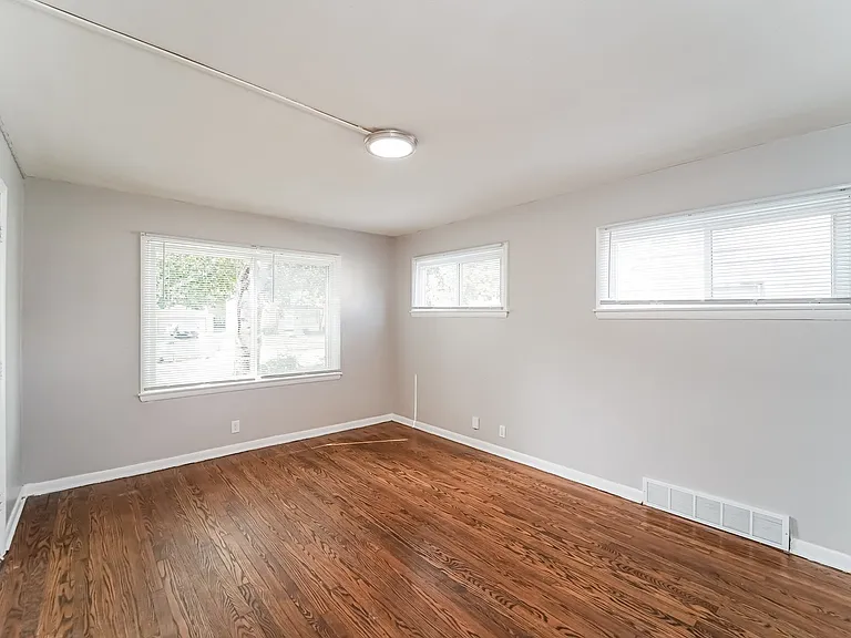 1323338_019_living_room_13132707.jpg