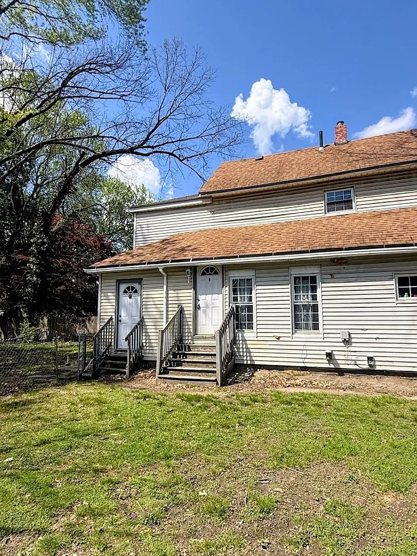 560 Schiller Ave — Photo 1
