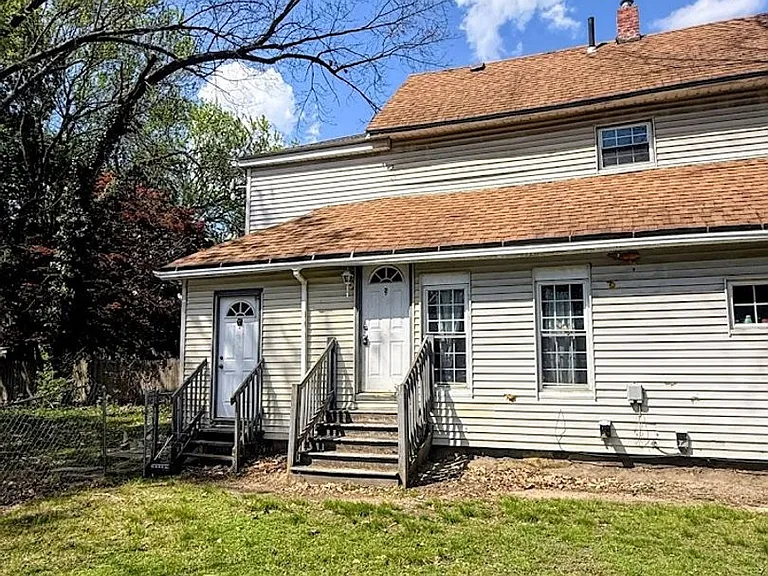 560 Schiller Ave — Photo 1