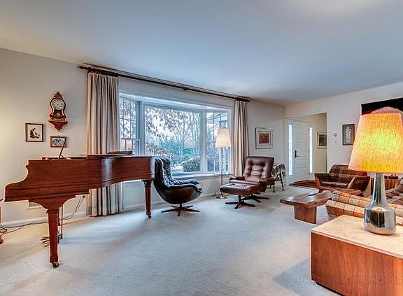 Bay window plus neutral carpet and paint