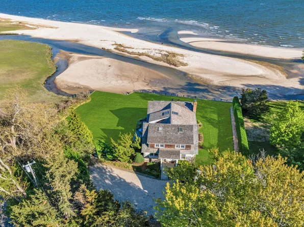 10450 New Suffolk Ave, Cutchogue, NY 11935