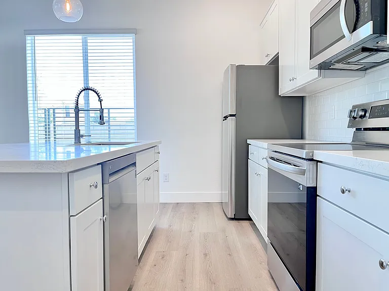 1247 E Colter St #11 — Photo 4