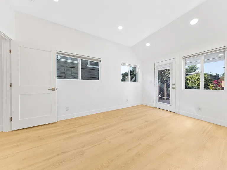 811 Waterloo St #813 — Photo 6