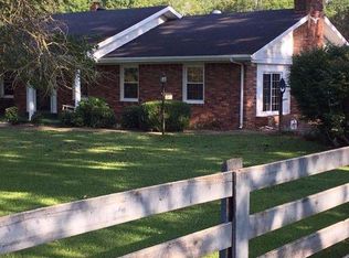143 Lucians Ln, Beattyville, KY 41311