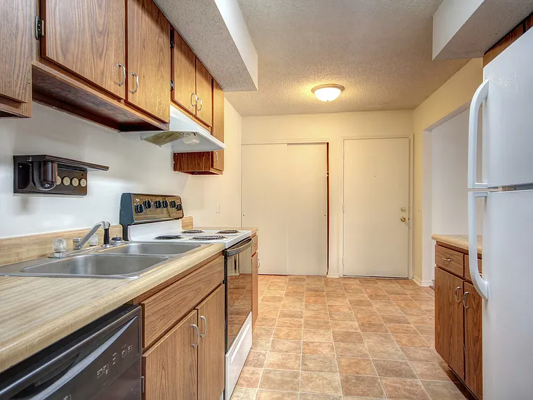 1902 Karen Ct — Photo 19