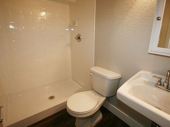 5th image of 1559 Vine St APT 1