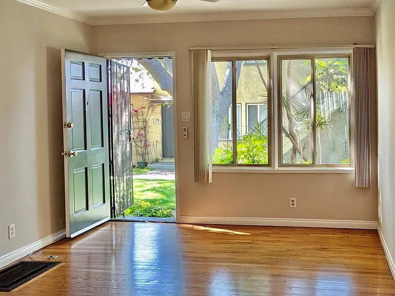 Living Rm-Garden View