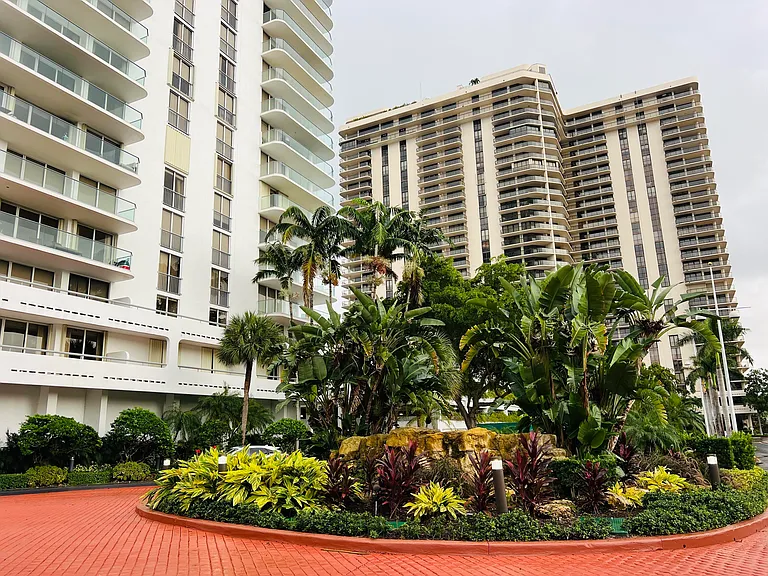 19707 Turnberry Way #12E — Photo 33