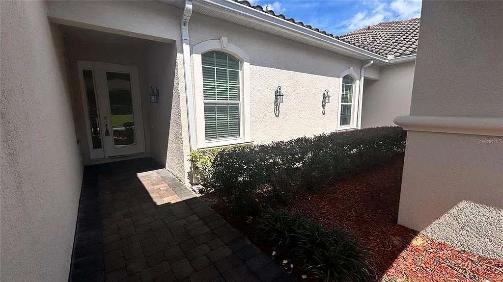 3 bed, 2.0 bath, 1599 sqft, $2,400 — Photo 3
