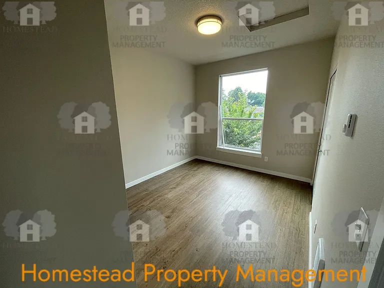 283 Knox St N — Photo 9