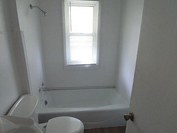 2nd image of 923 Oakley Ave