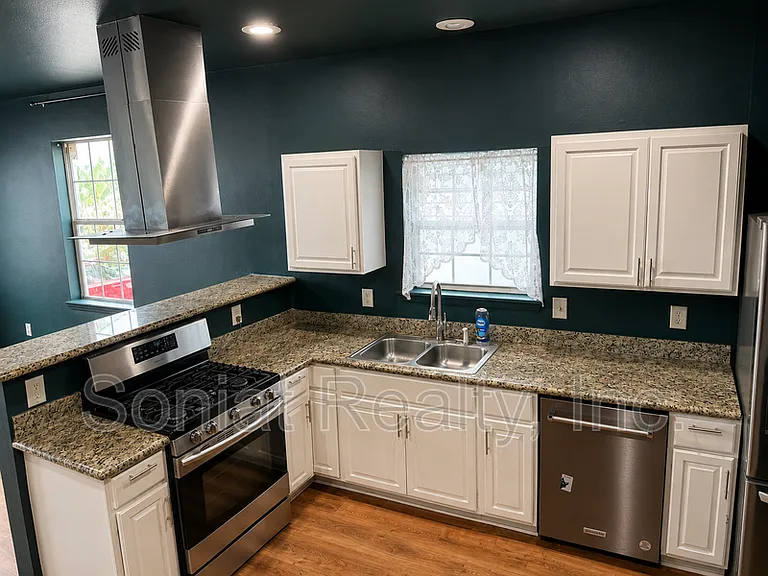 1461 N Robertson St — Photo 3