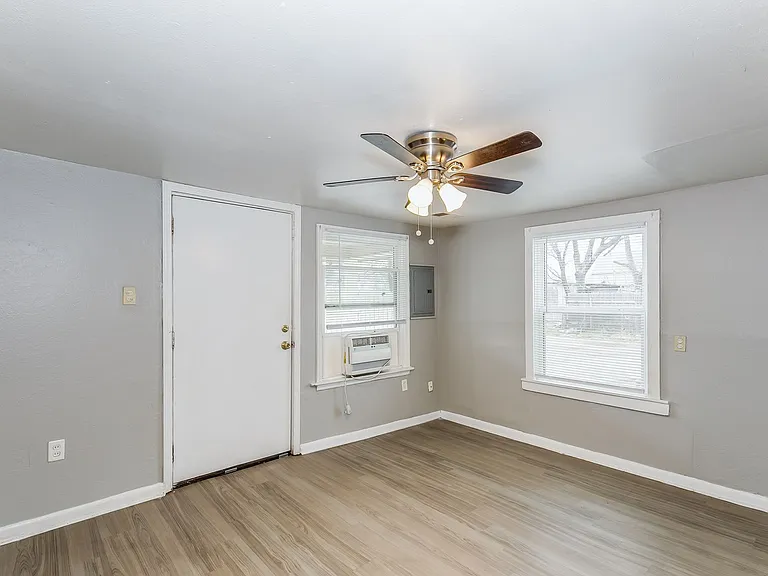 1835 S Exchange Pl — Photo 3