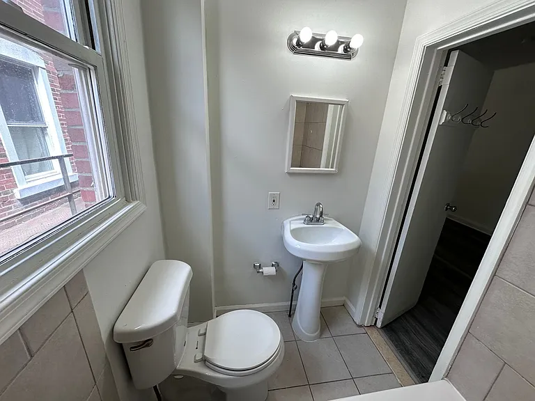 1012 W Main St — Photo 4