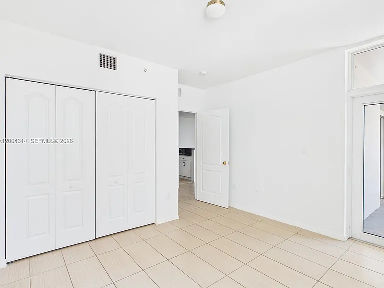 425 NE 30th St #604 — Photo 10