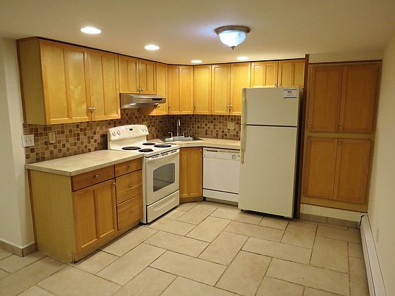 2nd image of 212 Maplecrest Dr S Floor 1